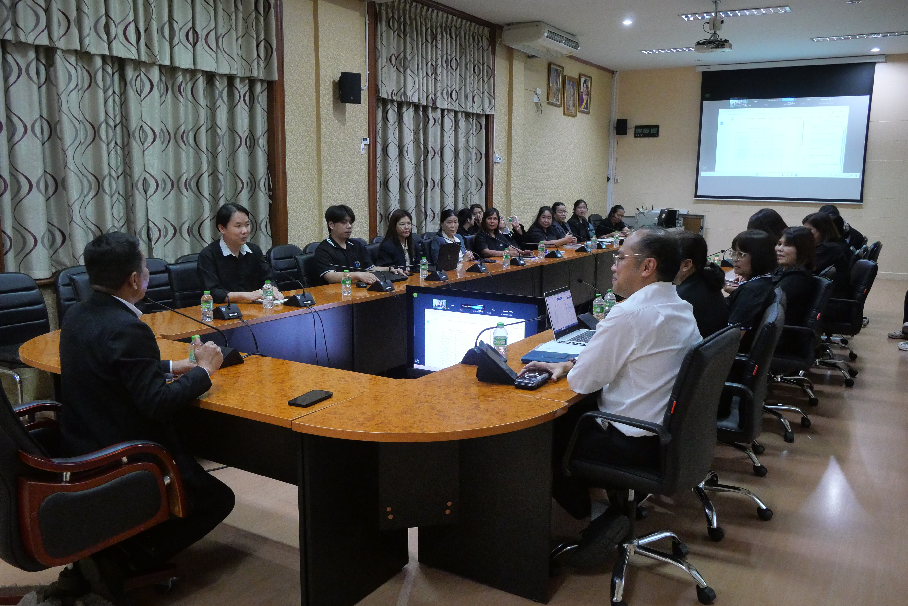 title - รองเลขาธิการ ส.ป.ก. ประชุมติดตามความก้าวหน้าการส่งเอกสารเบิกจ่ายผ่านระบบสารบรรณอิเล็กทรอนิกส์ (e-Office) ของสำนักบริหารกลาง 